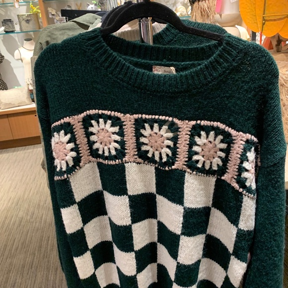 NWT Hem & Thread hunter green crew neck sweater with crochet flower detail - Picture 1 of 2
